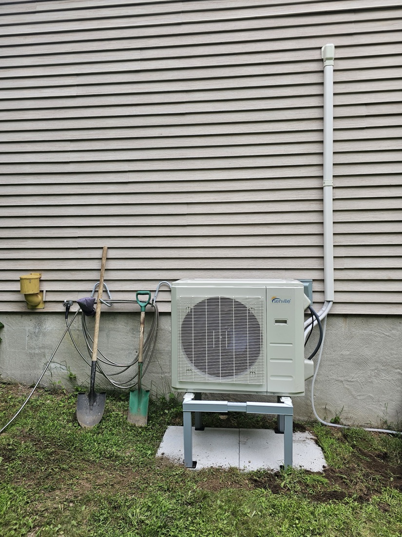 Heat pump unit mounted on an exterior wall